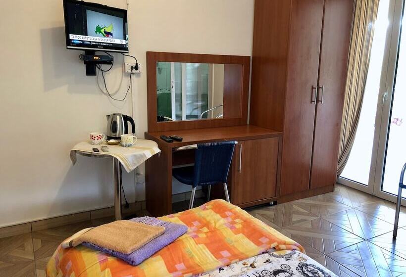 پانسیون Axenia