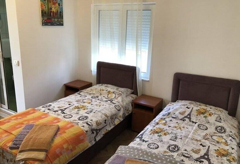 پانسیون Axenia