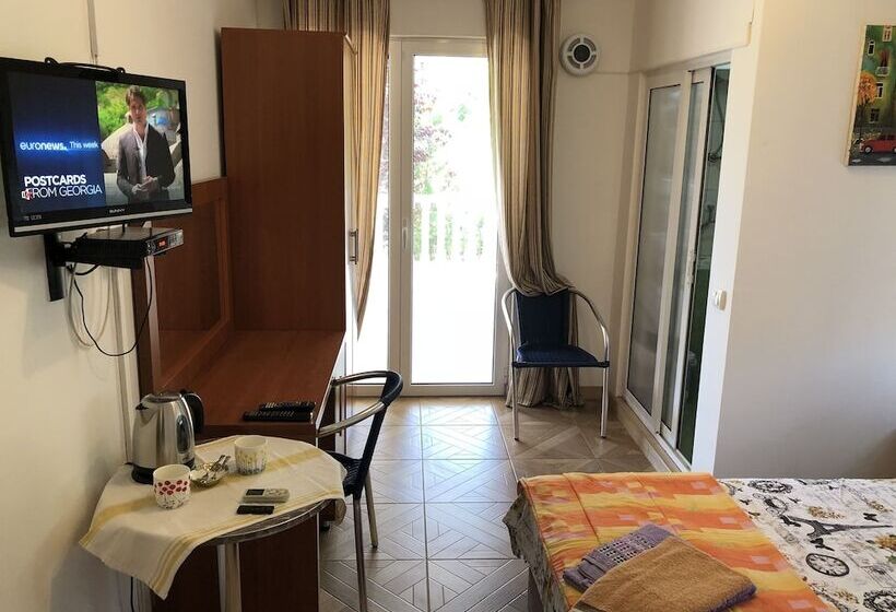 پانسیون Axenia