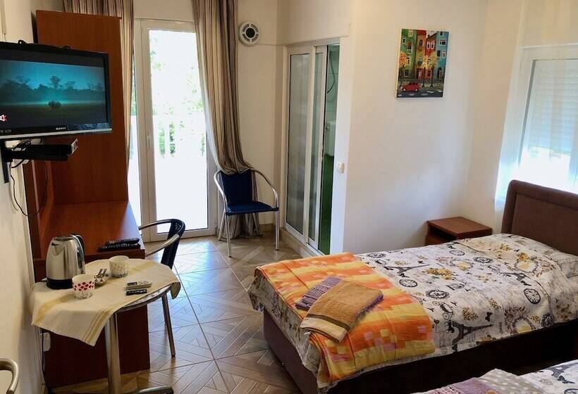 پانسیون Axenia