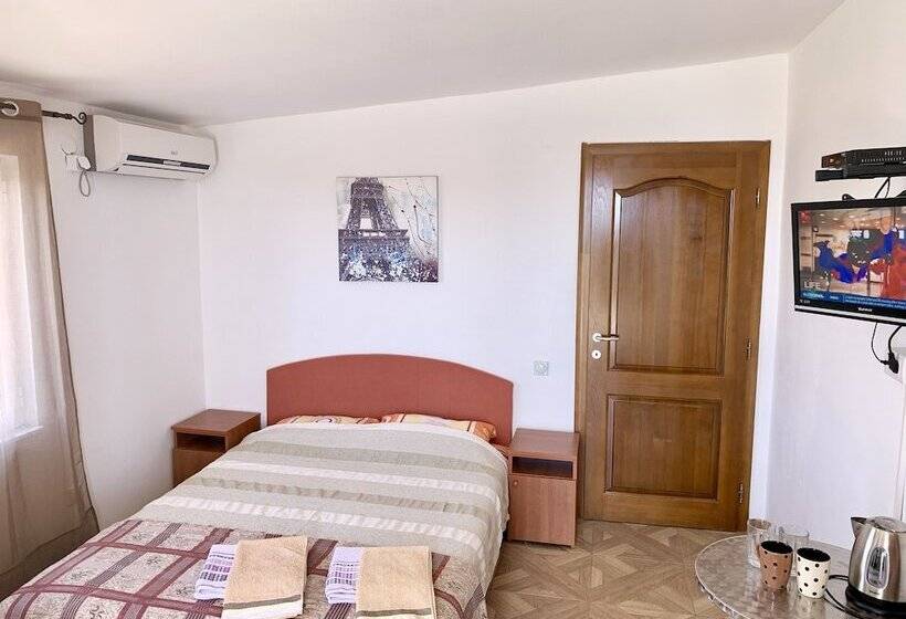 پانسیون Axenia