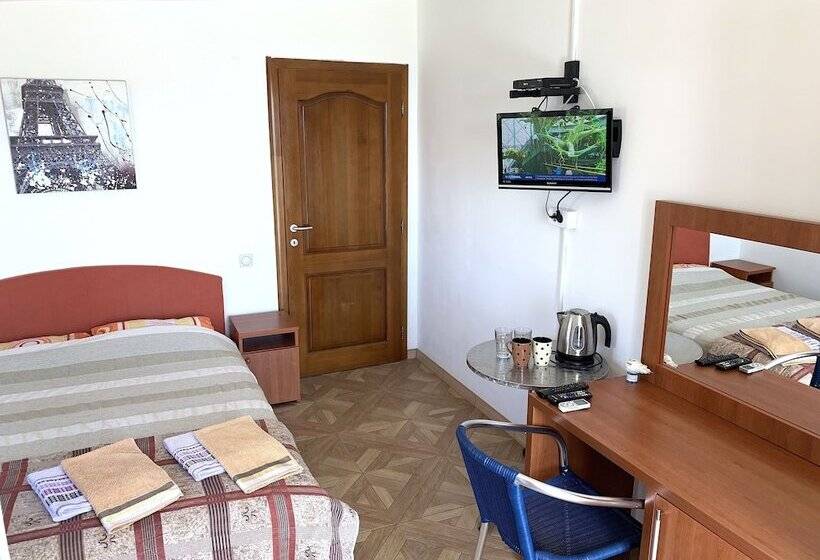 پانسیون Axenia