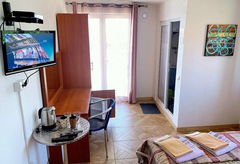 پانسیون Axenia