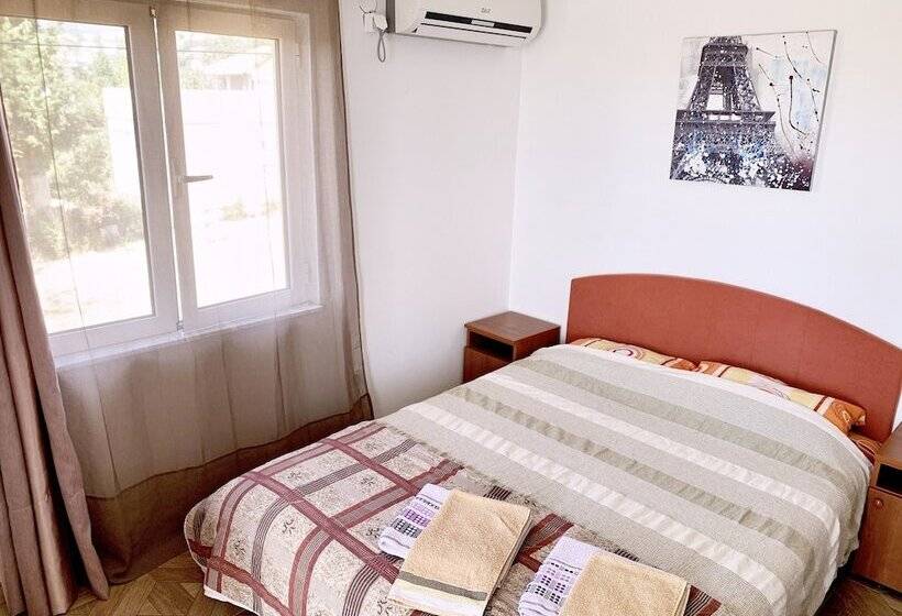 پانسیون Axenia