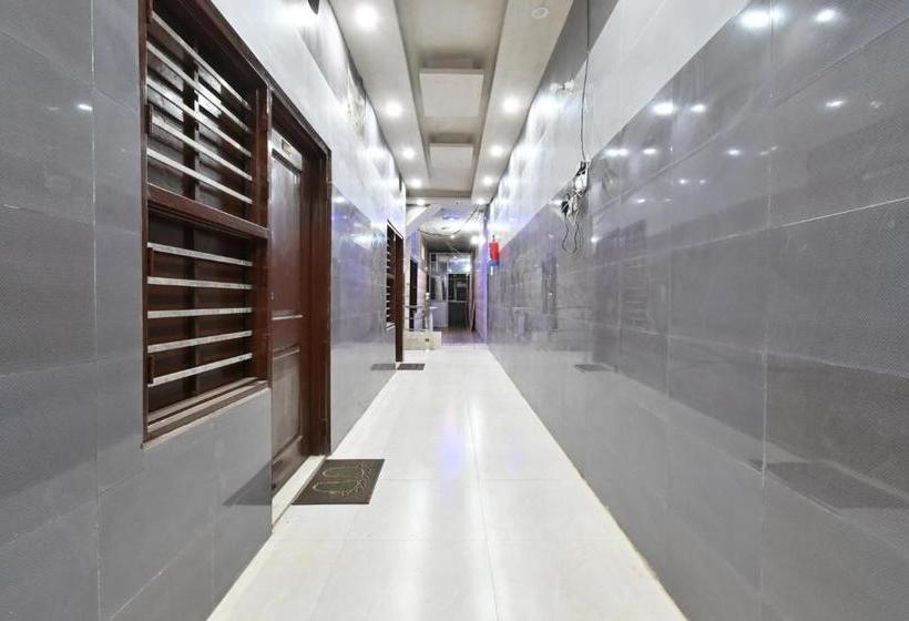 Hotel Oyo 60785  Baba Deluxe