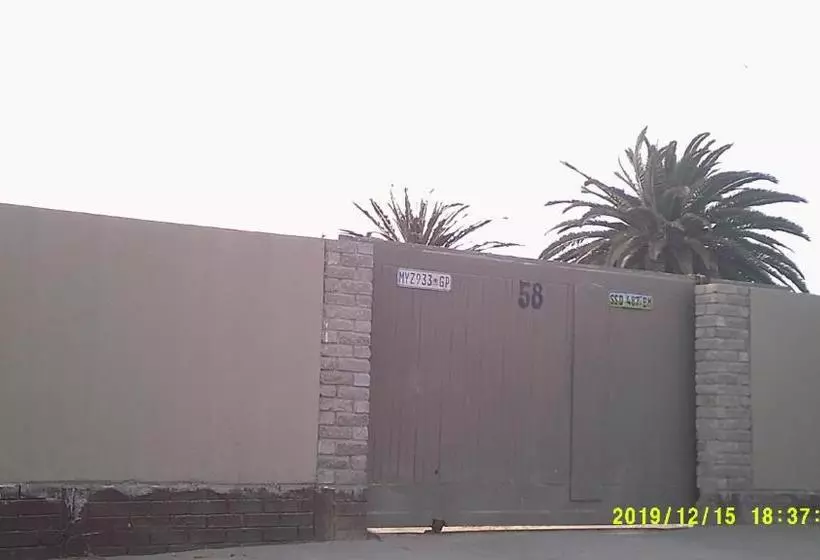 پانسیون Frankestreet Self Catering Accommodation