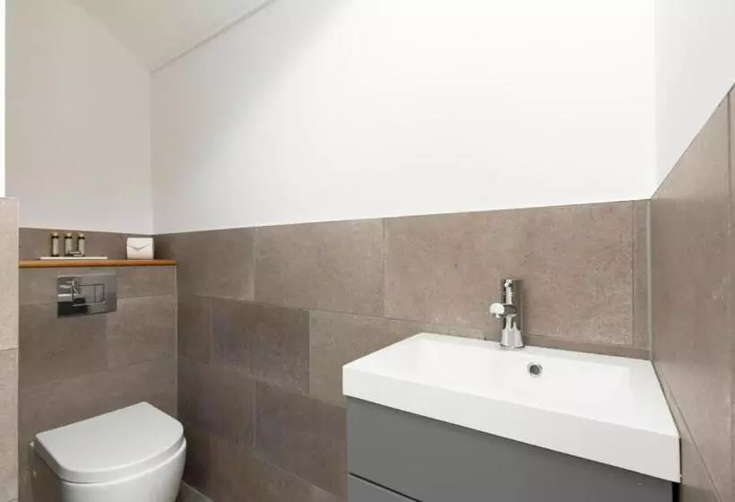 Stag Cottage, Sea Wall