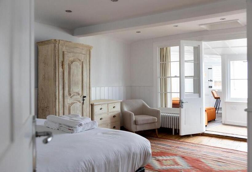 Stag Cottage, Sea Wall