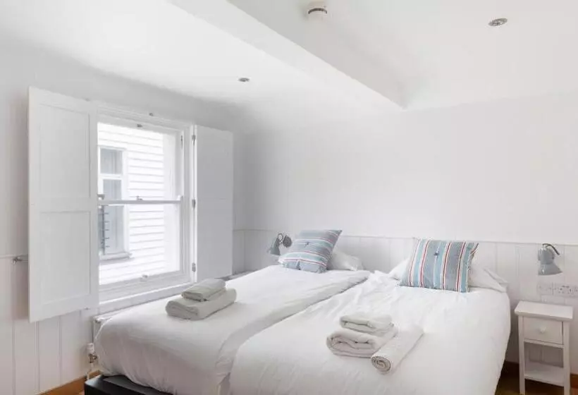 Stag Cottage, Sea Wall