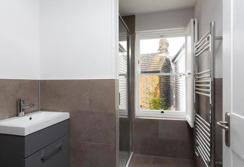 Stag Cottage, Sea Wall