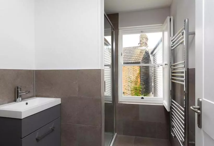 Stag Cottage, Sea Wall