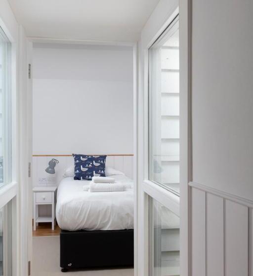 Stag Cottage, Sea Wall