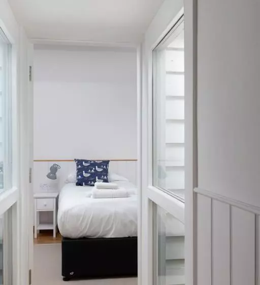 Stag Cottage, Sea Wall