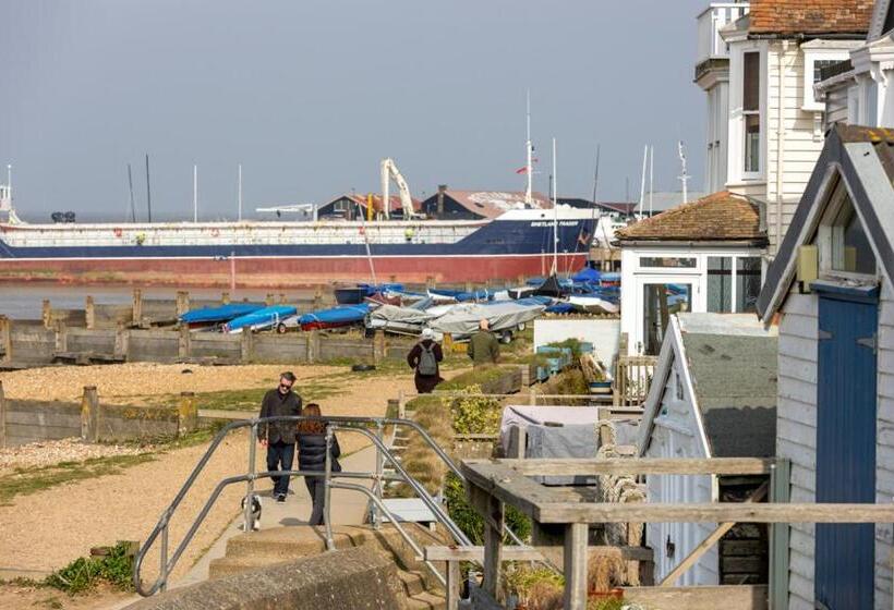 Stag Cottage, Sea Wall