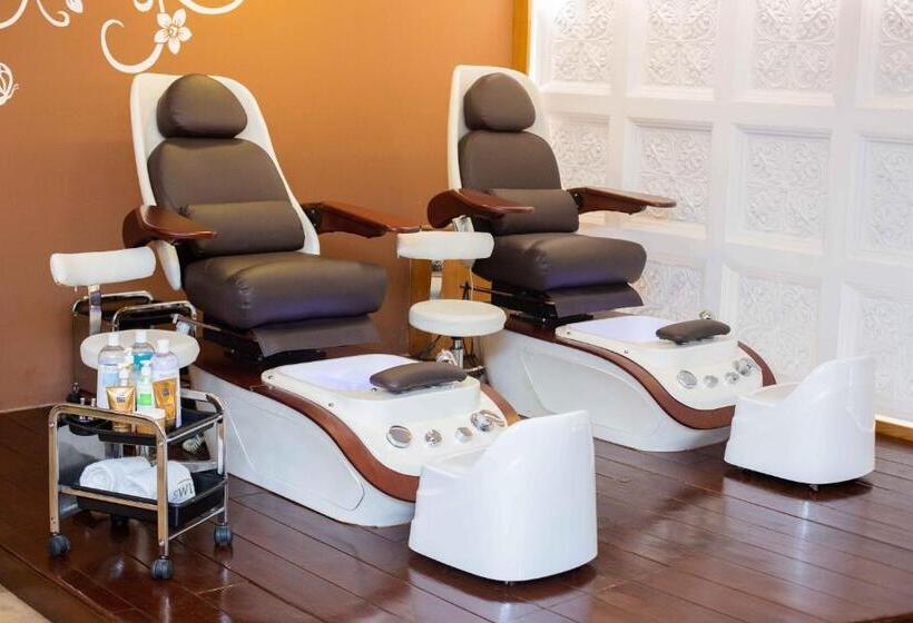 هتل Royal Swiss Lahore