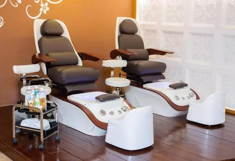 هتل Royal Swiss Lahore