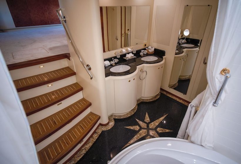 ホテル Mabruk Lll Yacht