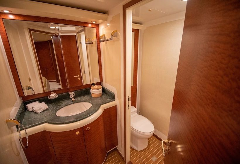 ホテル Mabruk Lll Yacht