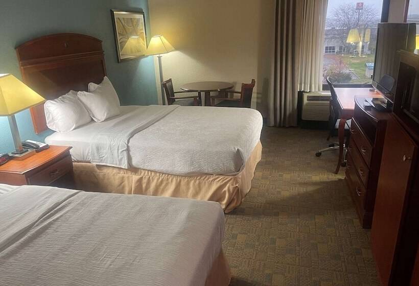 هتل Days Inn By Wyndham Englewood Dayton Airport