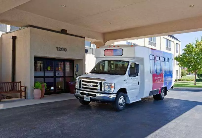 ホテル Hampton Inn Milwaukee Airport