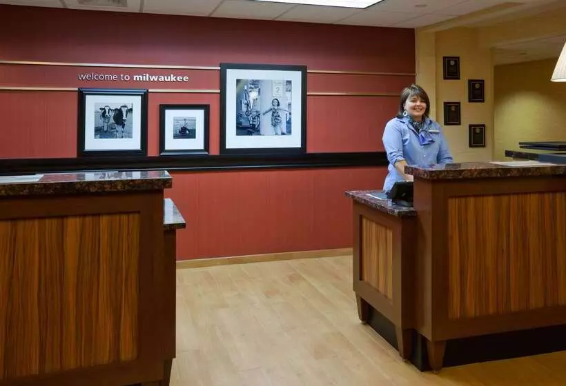 ホテル Hampton Inn Milwaukee Airport