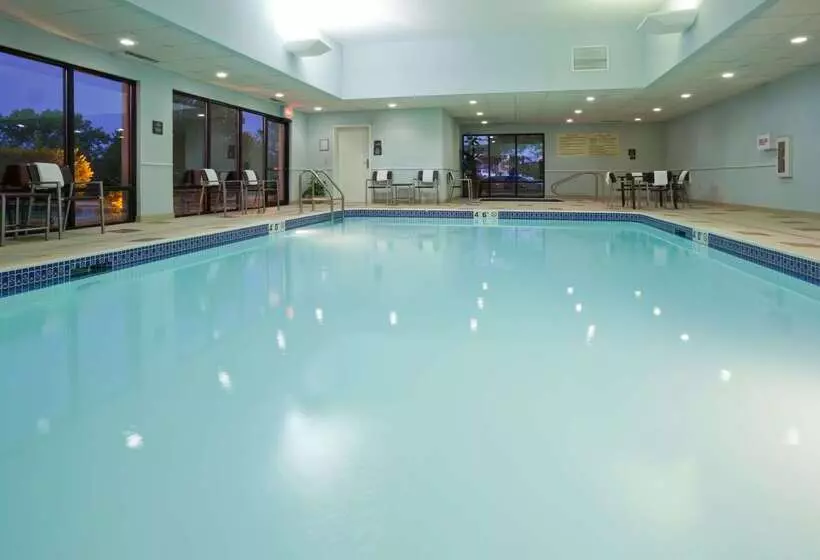 ホテル Hampton Inn Milwaukee Airport