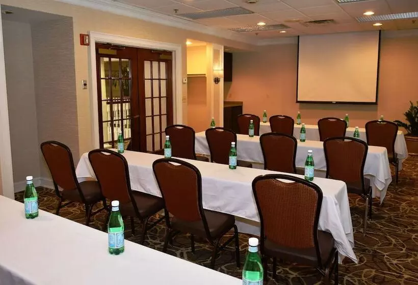 Отель Hampton Inn & Suites Bethlehem