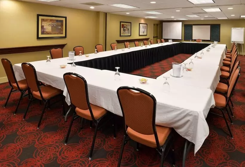 Отель Holiday Inn Express Crestwood, An Ihg