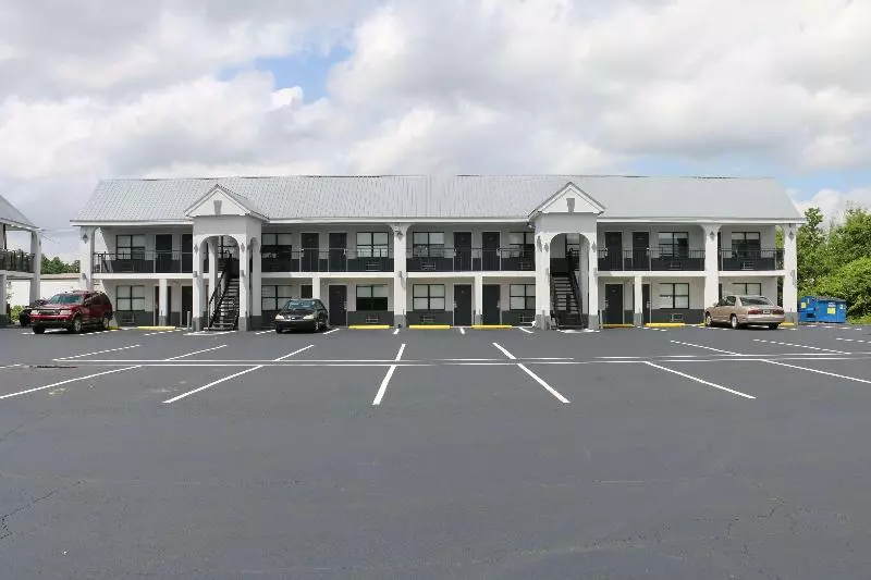 酒店 Travelodge By Wyndham Calhoun South I75