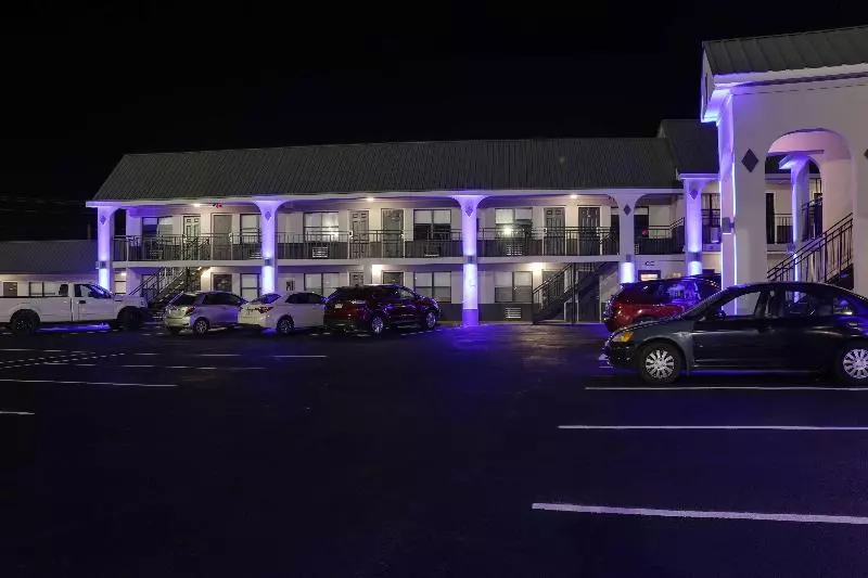 酒店 Travelodge By Wyndham Calhoun South I75