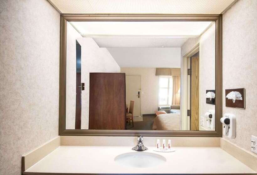 هتل Travelodge By Wyndham Pueblo