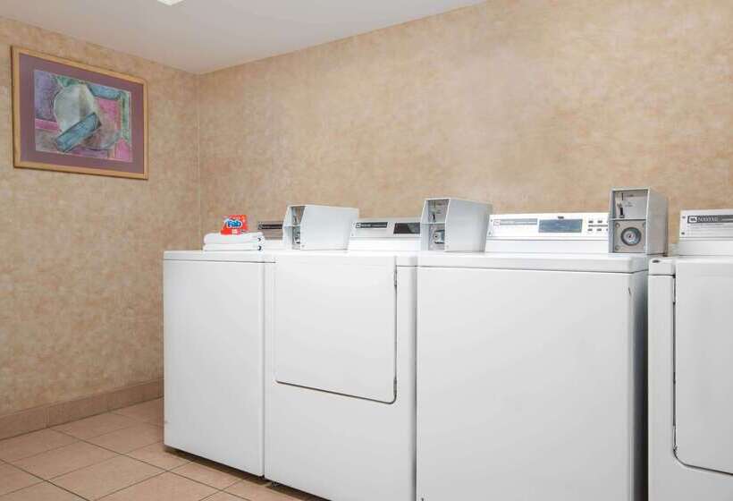 هتل Travelodge By Wyndham Pueblo