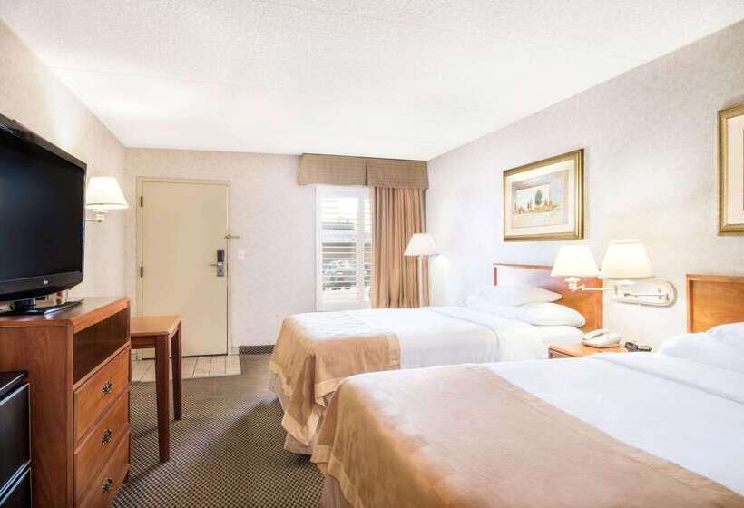 هتل Travelodge By Wyndham Pueblo