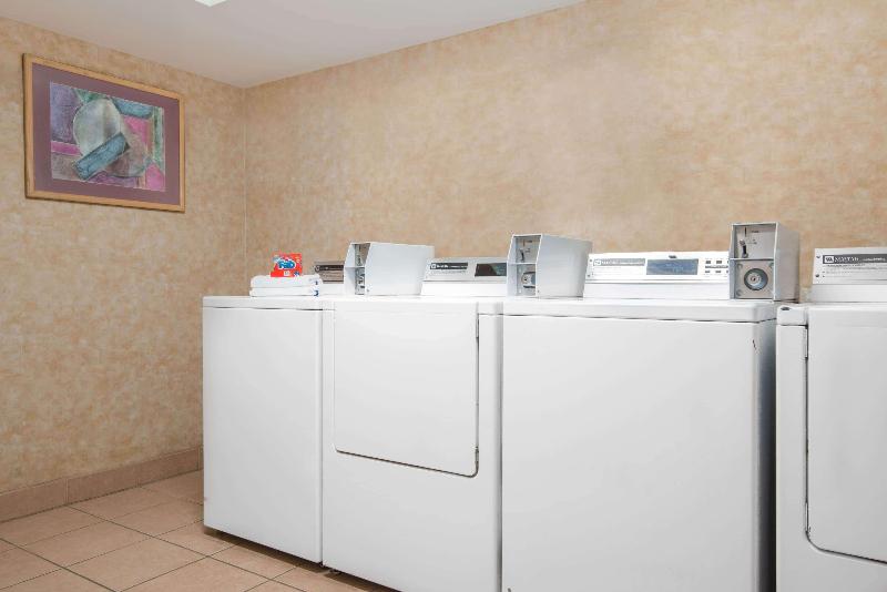 هتل Travelodge By Wyndham Pueblo