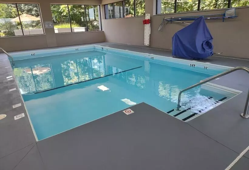 Отель Spark By Hilton Stevensville