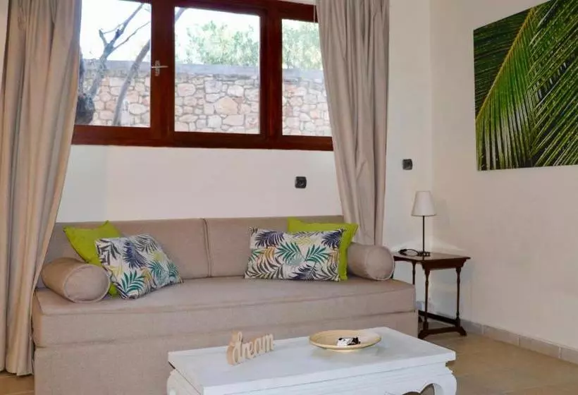 Pyrgos Ralli Estate Apartments And Suites