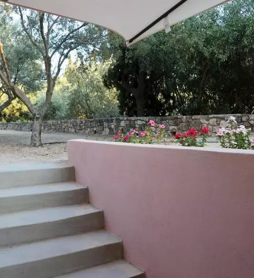 Pyrgos Ralli Estate Apartments And Suites