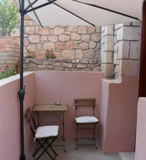 Pyrgos Ralli Estate Apartments And Suites