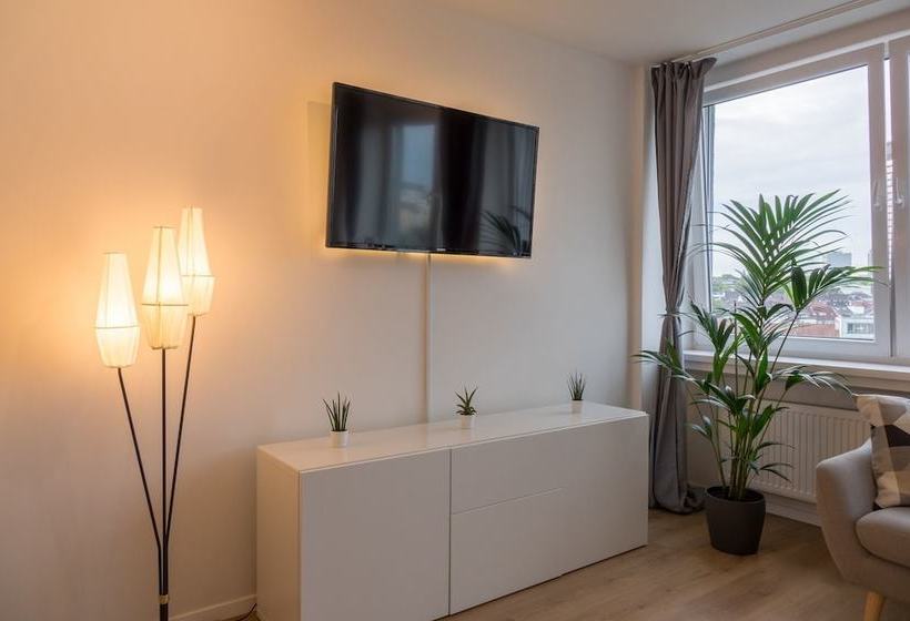 Business Apartment Mit Blick Auf Die Skyline Von Essen