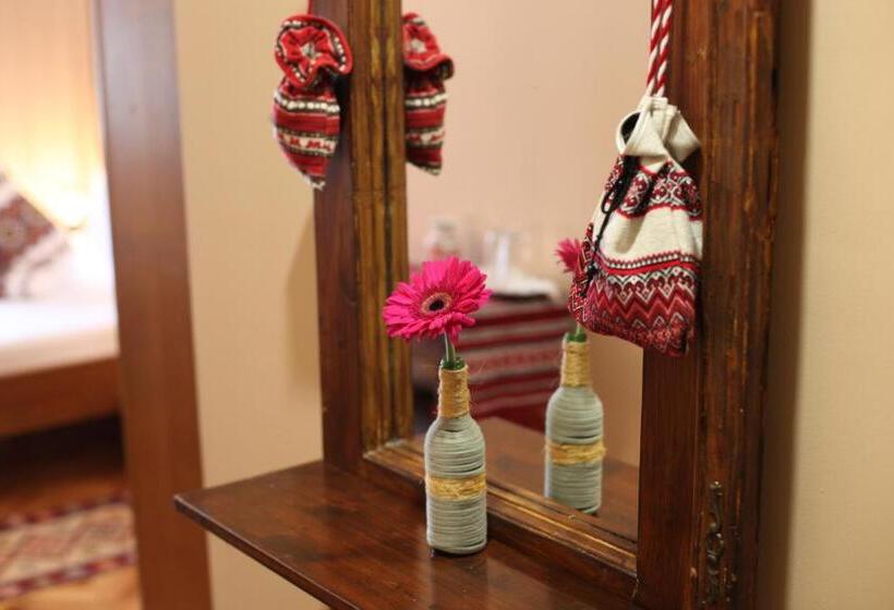 Пансион Casa Cu Usi   House Of Doors