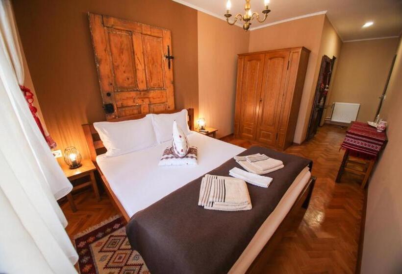 Пансион Casa Cu Usi   House Of Doors