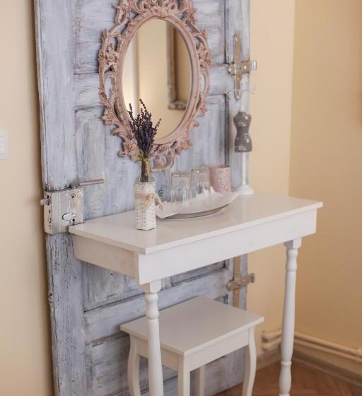 Пансион Casa Cu Usi   House Of Doors