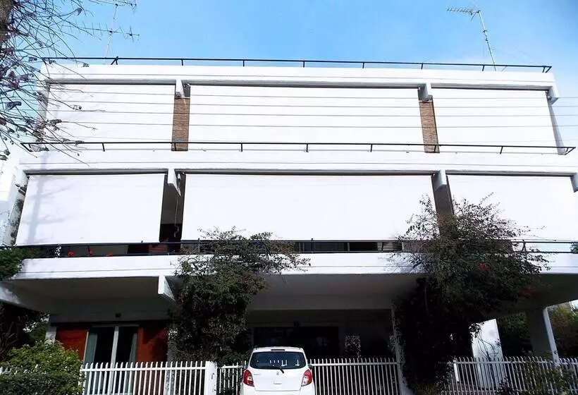 Glyfada Spacious Apartment Garden