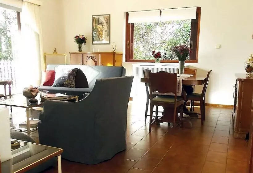 Glyfada Spacious Apartment Garden