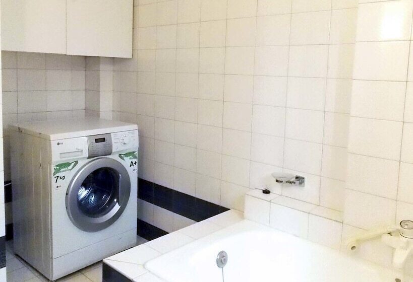 Glyfada Spacious Apartment Garden