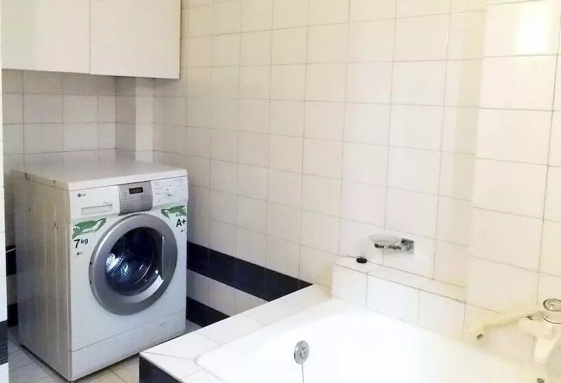 Glyfada Spacious Apartment Garden