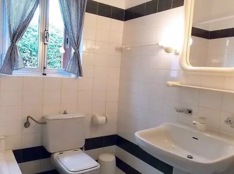 Glyfada Spacious Apartment Garden