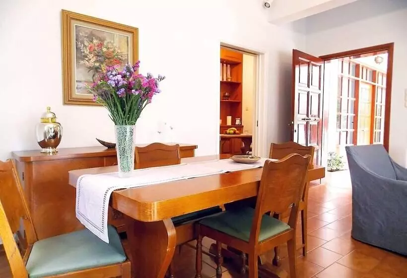 Glyfada Spacious Apartment Garden