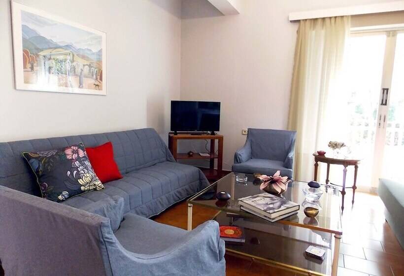 Glyfada Spacious Apartment Garden