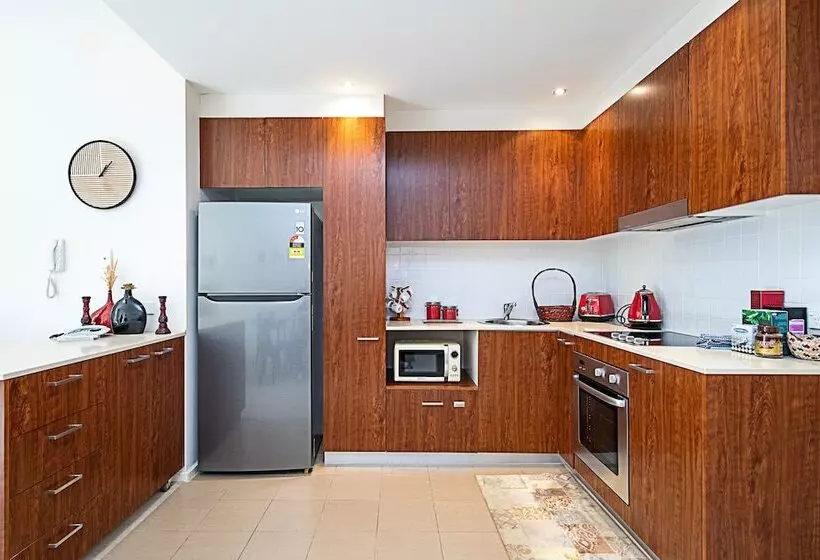 Spacious 1 Bedroom Apartment With Parking